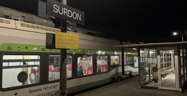 photo  en gare de surdon (orne), le trafic ferroviaire a été perturbé une bonne partie de la soirée, vendredi 14 novembre 2025.  &copy;  ouest-france 