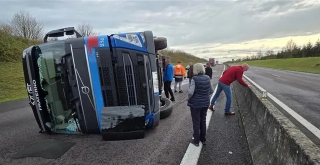 photo  un accident impliquant un camion s’est produit ce samedi 15 novembre 2025 sur l’a28, entre alençon et sées (orne).  &copy;  photo transmise par un témoin 