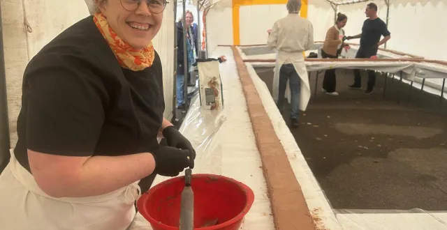 photo  samedi 15 novembre 2025 à briec (finistère), la pâtissière émilie janvier a réalisé l’entremets mousse le plus long de france pour permettre au bagad local de partir défiler à new york en mars.  &copy;  ouest-france 