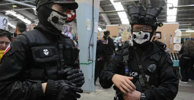 photo  ces deux hommes vêtus comme des policiers se font remarquer ce samedi 15 novembre 2025 à niort.  &copy;  co – christophe bernard 