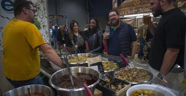 photo  au salon du vin et de la gastronomie, on goûte un peu de tout.  &copy;  le maine libre – denis lambert 