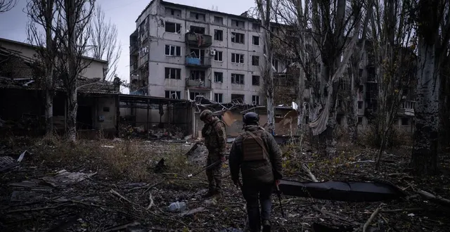 photo  cette photo, prise le 12 novembre 2025 et publiée le 15 novembre 2025 par le service de presse de la 93e brigade mécanisée indépendante kholodnyi yar des forces terrestres ukrainiennes, montre des militaires ukrainiens inspectant la zone à proximité de bâtiments détruits dans la ville de kostyantynivka, située en première ligne dans la région de donetsk, dans le contexte de l’invasion russe.  &copy;  afp/iryna rybakova 