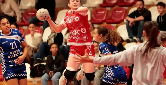 photo  emma fitamant et les celloises n’y arrivent pas.  &copy;  co - benoit felace 