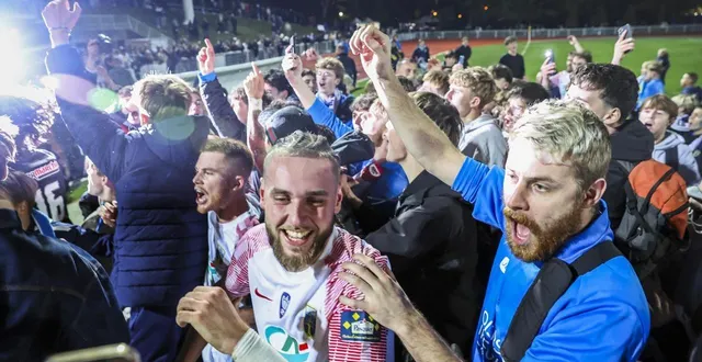 photo  au coup de sifflet final, la fête n’a fait que commencer pour les joueurs du bayeux fc.  &copy;  charles bury / ouest-france 