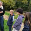 photo  guidés par une bénévole passionnée de l’association la clé du sol, les jeunes élus du conseil municipal des enfants découvrent les secrets et les principes du jardinage respectueux de l’environnement. 