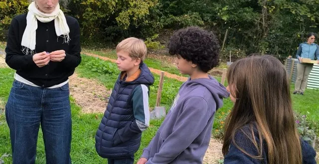 photo  guidés par une bénévole passionnée de l’association la clé du sol, les jeunes élus du conseil municipal des enfants découvrent les secrets et les principes du jardinage respectueux de l’environnement.  &copy;  co 