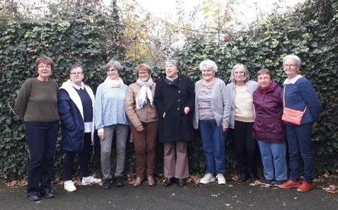 photo  les bénévoles en compagnie de claire, 3e à gauche et gisèle, à droite.  &copy;  co 