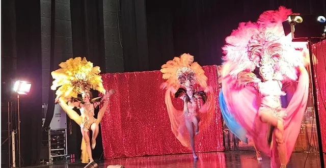 photo  vendredi 7 novembre, l’espace longuenée a pris des allures de saloon chic pour le goûter cabaret des seniors, organisé par la commission familles, seniors et intergénération.240 seniors âgés de 75 ans et plus avaient répondu à l’invitation. le spectacle, assuré par la compagnie illusion cabaret, a transporté le public dans un univers éblouissant de plumes, strass et paillettes, avec une touche d’amérique et de grands espaces façon « western chic ». le goûter, préparé par la boulangerie les amis brollais, a permis de prolonger ce moment de partage. les jeunes du dispositif argent de poche étaient également de la partie : ils ont prêté main-forte aux élus et à l’équipe municipale pour la préparation de la salle, l’accueil des participants, le service et le rangement. 