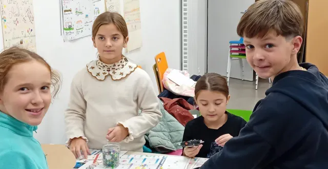 photo  les enfants du cme sont à l’œuvre pour confectionner des décorations de noël  &copy;  le maine libre 