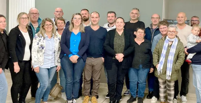 photo  le président de l’association mehdi souïci, au centre, avec tout le bureau et les bénévoles  &copy;  le maine libre. 