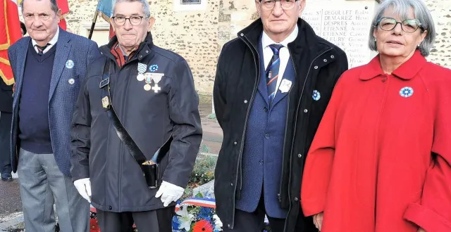 photo  les deux récipiendaires, michel fouquet et gérard bignon, le président de l’unc et la maire d’arnage.  &copy;  le maine libre. 