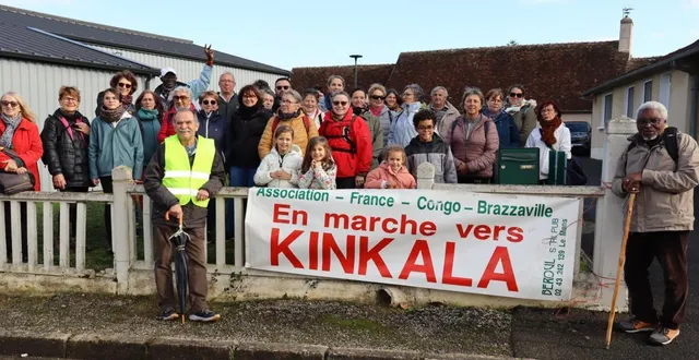 photo  tous sont prêts pour parcourir les 8 km de la randonnée.  &copy;  le maine libre 