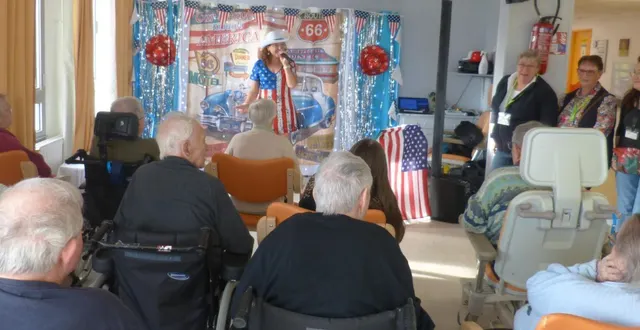 photo  la chanteuse roselyne assurait la prestation.  &copy;  le maine livre 