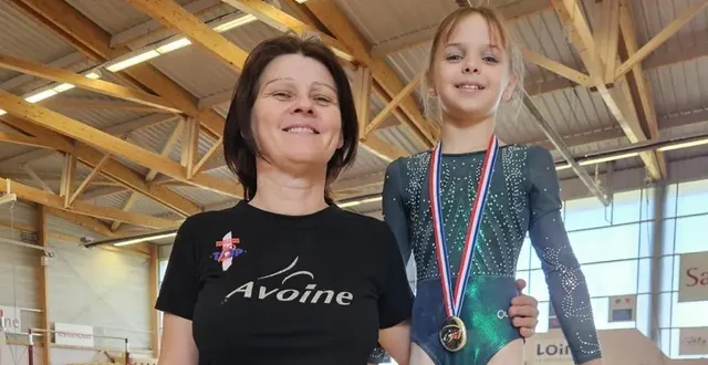 photo  émeline le rouzic, 11 ans, avec sa coach gina chirilcenco tutoie le très haut niveau.  &copy;  le maine libre 