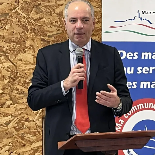 photo le préfet sébastien jallet est venu garantir le soutien de l’état aux maires de la sarthe.  ©  ouest-france