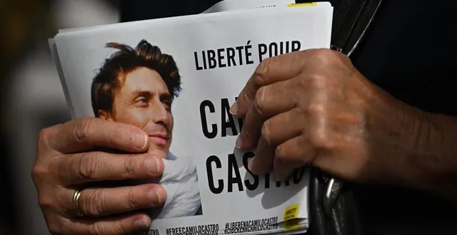 photo  une femme tient un flyer demandant la libération de camilo castro, à toulouse le 20 septembre 2025.  &copy;  lionel bonaventure / afp 