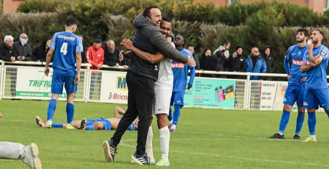 photo  alexandre vardin (en blanc) et mickaël suet, l’un des co-présidents de beaumont, célèbrent la qualification du club contre la châtaigneraie, au 6e tour de la coupe de france, le 26 octobre 2025.  &copy;  le maine libre 