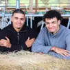 photo  enzo et edwin tonje posent dans la ferme de cyril lemaître, à auvers-le-hamon, chez qui le premier est en apprentissage. 