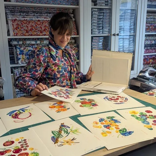 photo carole rampinetta, devant ses motifs dessinés, qu’elle reproduit sur différents supports.  ©  ouest-france