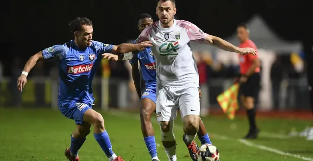 photo  maxime etuin et ses coéquipiers n’ont pas su contenir le bayeux fc, samedi 15 novembre, lors du 7e tour de coupe.  &copy;  charles bury / ouest-france 