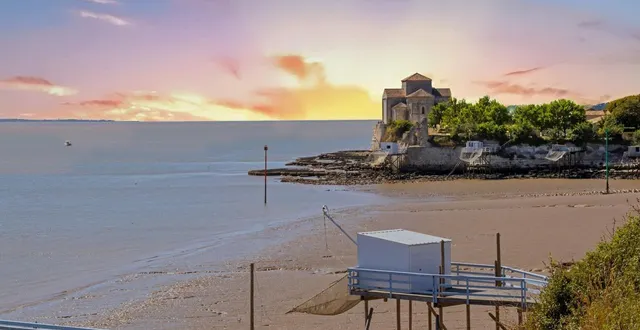 photo  l’église sainte-radegonde et les carrelets font désormais le charme de talmont-sur-gironde.  &copy;  istock - guy-ozenne 