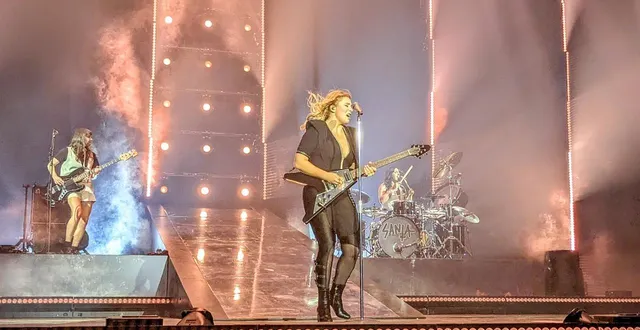 photo  santa, sur la scène d’antarès, ce samedi 15 novembre 2025.  &copy;  le maine libre 