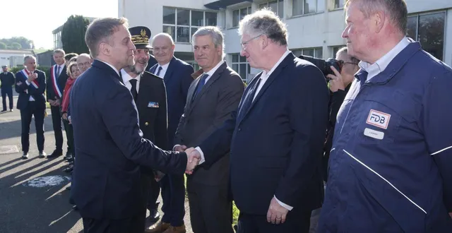 photo  en mai 2025, marc ferracci, ministre de l’industrie (à gauche), en visite à la fonderie de bretagne, serre la main de jérôme garnache-creuillot, pdg controversé d’europlasma.  &copy;  thierry creux / ouest-france 