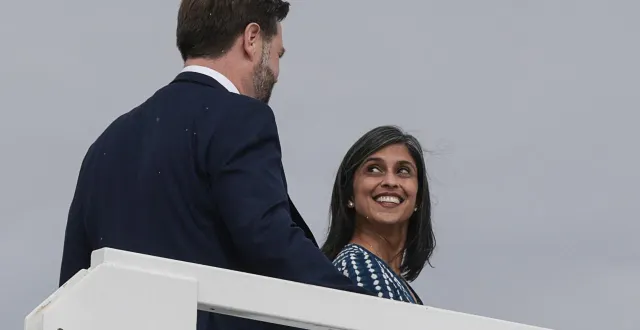 photo  le couple vance, photographié sur la passerelle d’air force two, le 29 octobre 2025.  &copy;  photo : jonathan ernst / pool / afp 