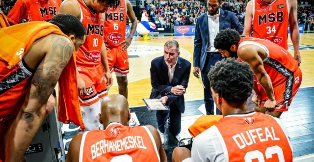 photo  l’entraîneur manceau guillaume vizade, entouré de ses joueurs lors du match de betclic élite contre strasbourg, le 8 novembre 2025.  &copy;  le maine libre - yvon loué 