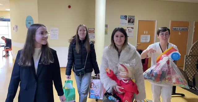 photo  gwendoline papouin, léonie legot et charlotte jandot ont remis des jouets à l’hôpital de flers, dans l’orne, vendredi 14 novembre 2025, avec émilie salliot, faisant office de cadre de santé au service pédiatrie.  &copy;  ouest-france 