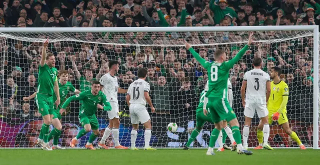 photo  troy parrott célèbre son 2e but face à la hongrie en qualification pour la coupe du monde 2025  &copy;  paul faith / afp 