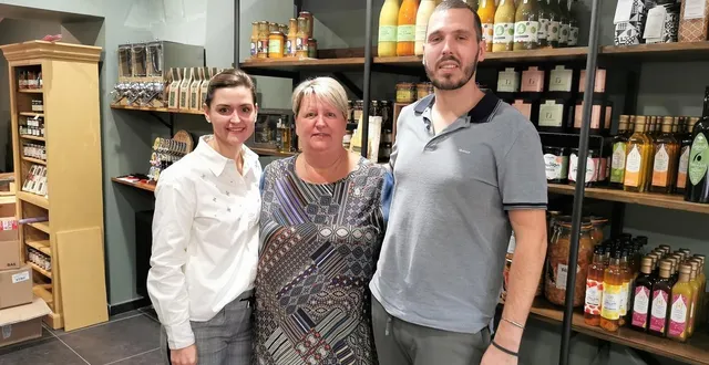 photo  madeline et corentin courtien, déjà propriétaires du restaurant la cuisine de mam, situé en face, entourent catherine, la maman de madeline, qui va gérer l’épicerie fine l’écrin du goût.   &copy;  le maine libre 
