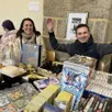 photo  aaron et sa maman marie profitent de la bourse aux jouets d’alençon pour vider les placards. 