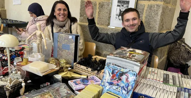 photo  aaron et sa maman marie profitent de la bourse aux jouets d’alençon pour vider les placards.  &copy;  ouest-france 