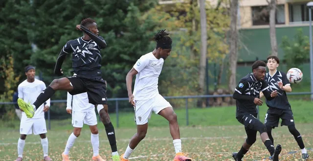 photo  salifou sylla (au centre) a inscrit l’unique but du match face au stade poitevin.  &copy;  philippe naudin 