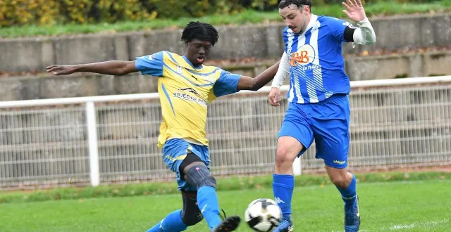 photo  en s’inclinant contre bazouges-cré (en bleu), le mans sablons est englué dans la zone de relégation.  &copy;  le maine libre 