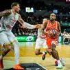 photo johnny berhanemeskel (balle en main) a inscrit 23 points face à l’as monaco de daniel theis (à gauche).