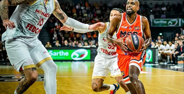 photo  johnny berhanemeskel (balle en main) a inscrit 23 points face à l’as monaco de daniel theis (à gauche).  &copy;  photo : le maine libre - yvon loué 