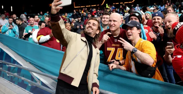 photo  antoine griezmann avec des supporters au match de nfm au santiago-bernabeu  &copy;  florencia tan jun / getty images via afp 