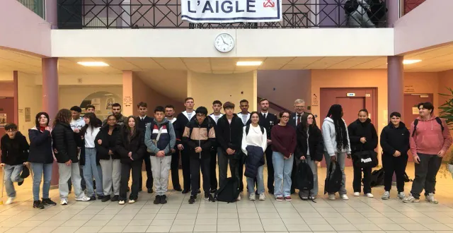 photo  vingt élèves de la classe défense du collège dolto ont reçu les sept membres de l’équipe du chasseur de mines l’aigle, dans le cadre des cérémonies du 11 novembre.  &copy;  collège dolto. 