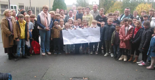photo  les élèves de l’ensemble scolaire trégaro avec les responsables des restos du cœur de la commune.  &copy;  ouest-france 