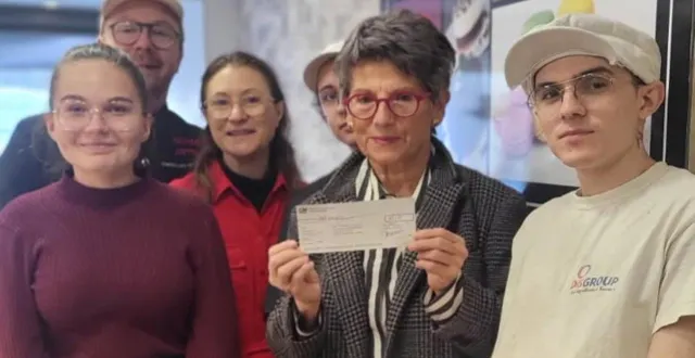 photo  nicole yvard, secrétaire générale de la ligue contre le cancer dans l’orne, s’est vue remettre un chèque de 100 € de la part des gérants nicolas et aurore chastellier (2e rang à gauche). cette somme correspond à 25 % des bénéfices de la vente de 400 gâteaux octobre rose, créés pour l’occasion.  &copy;  ouest-france 