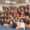 photo  des gymnastes de l’amicale fertoise avec mouna khalfi, entraîneuse, et, de chaque côté, des responsables de l’association. 