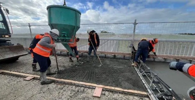 photo  travaux de réhabilitation de l’ouvrage d’art de franchissement de l’autoroute a28, par la rd 438  &copy;  ouest-france 