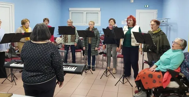 photo  sous la direction de nathalie dudard (de dos), les choristes de l’écho de trun en pleine répétition.  &copy;  ouest-france 