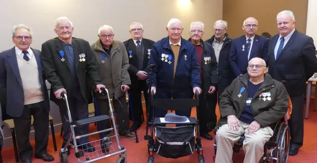 photo  élus et membres de la section entourent les médaillés du 11 novembre.  &copy;  le maine libre 