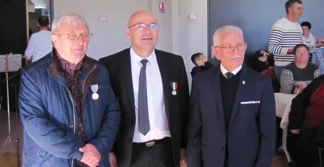 photo  de gauche à droite : michel geslot, laurent hubert et joseph chevrel, lors de la remise des médailles, le 11 novembre.  &copy;  ouest-france 