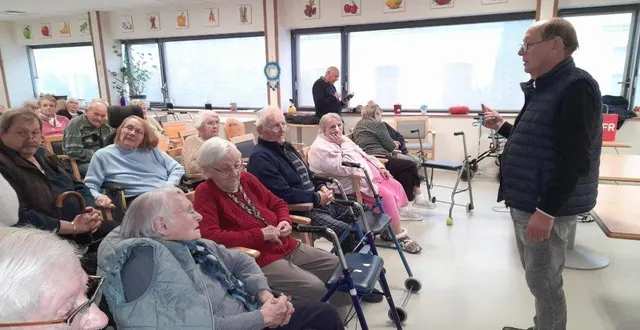 photo  jeudi, les résidents de l’ehpad bertrand de puisard ont découvert deux films documentaires présentés par l’association des forgerons d’antoigné. leurs familles et amis étaient venues pour l’occasion les rejoindre, ainsi que jean-luc suhard, maire. le premier film présenté était « la 23 », documentaire de robert foucault, sur l’atelier de fabrication des radiateurs à antoigné, tourné en 1975. le second basé sur le paternalisme, était « un monde presque parfait » de pierre guicheney. documentaire dans lequel le membre de l’association, bernard houel, a participé en 2002. ce dernier a pu échanger et répondre aux questions posées par les résidents dont certains avaient travaillé à la fonderie plus jeune.  &copy;  ouest-france 
