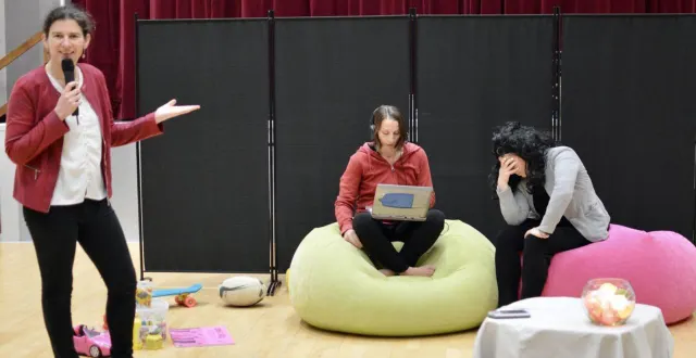 photo  les trois comédiennes jouent des saynètes pour l’emploi des écrans.  &copy;  ouest-france 