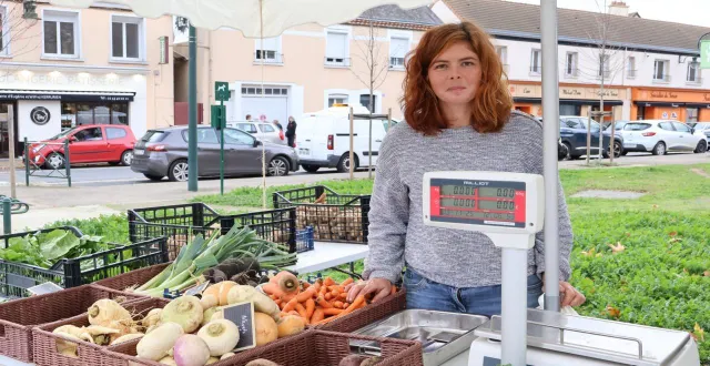 photo  élodie quesne, maraîchère, propose des légumes cultivés en agriculture locale et raisonnée.  &copy;  ouest-france 